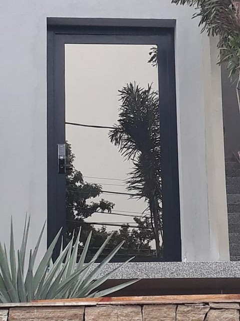 Esquadria de aluminio para porta de vidro